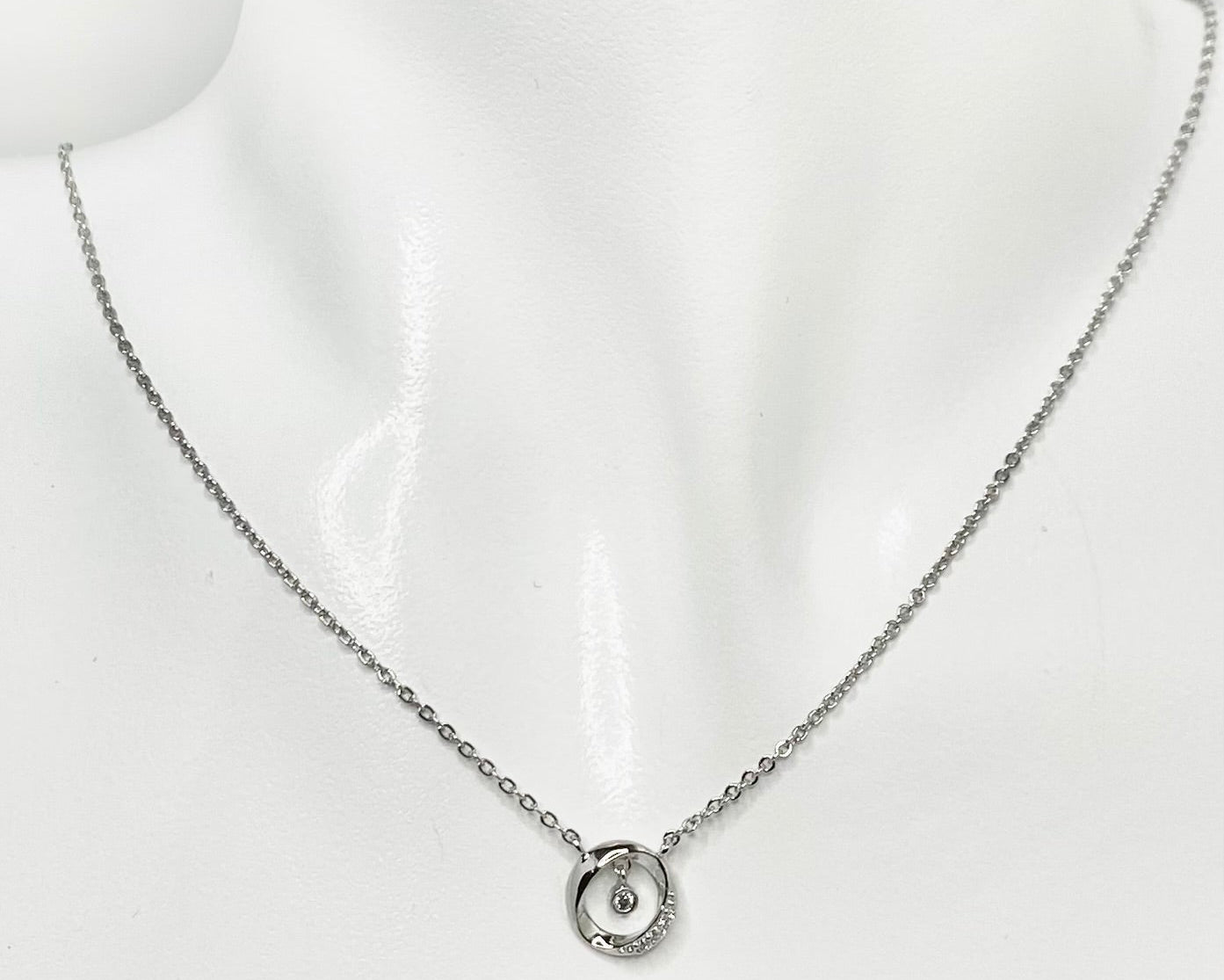 Circle Pendant Short Chain Necklace