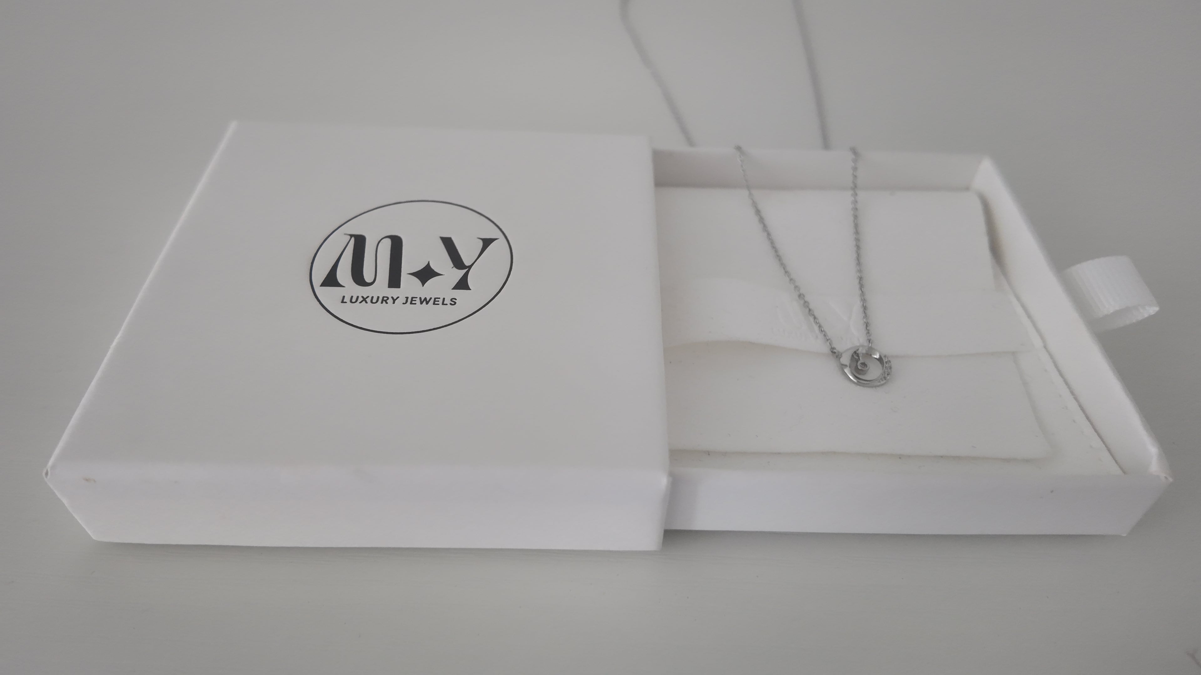 Circle Pendant Short Chain Necklace